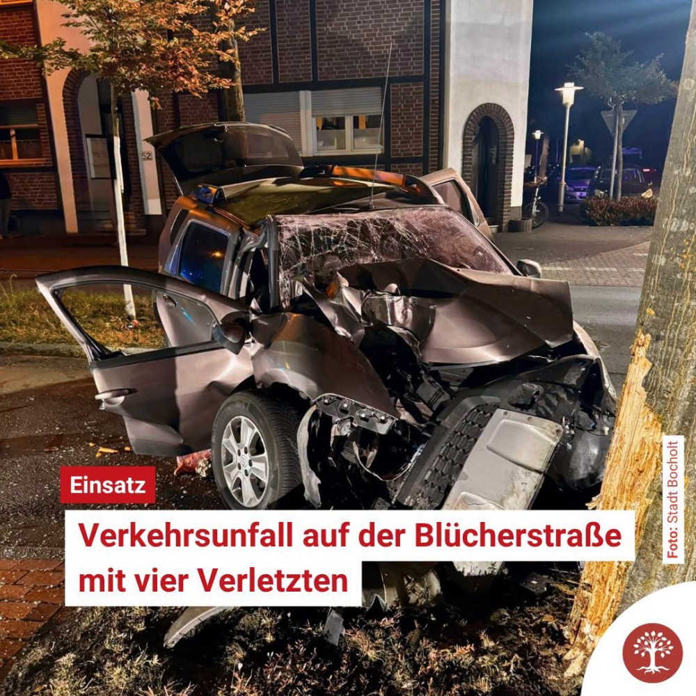 Auto prallt frontal gegen Baum an der Blücherstraße - vier Verletzte Auto prallt frontal gegen Baum an der Blücherstraße - vier Verletzte