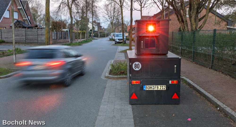 TARN ANHAENGER ALS FLEXIBLER BLITZER SORGT FUER DAUERUEBERWACHUNG AN BOCHOLTS RASERSTRECKEN
