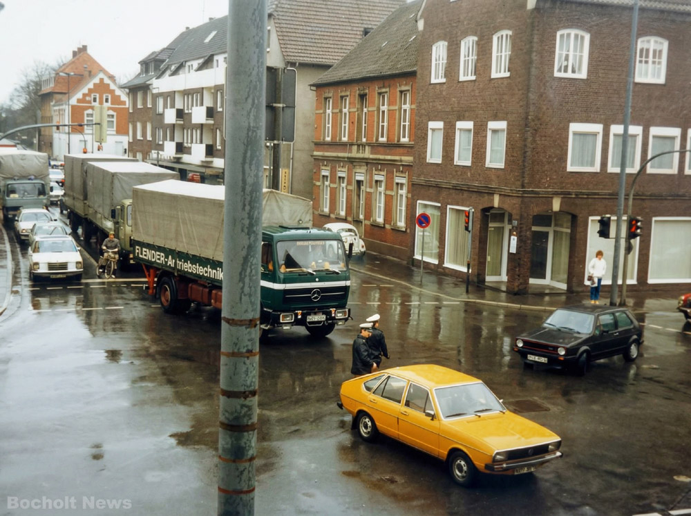 2 BOCHOLTER POLIZISTEN NEHMEN EINEN AUTOUNFALL AN DER KREUZUNG NORDSTRASSE NORDWALL AUF
