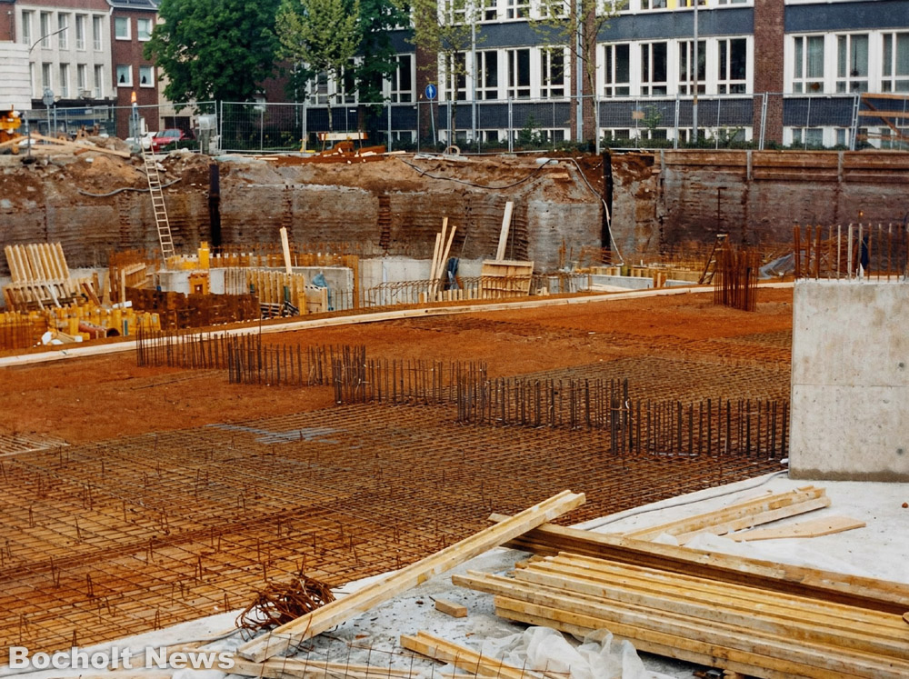BAU DER TIEFGARAGE AM EUROPAPLATZ BOCHOLT MIT DIEPENBROCKSCHULE IM HINTERGRUND
