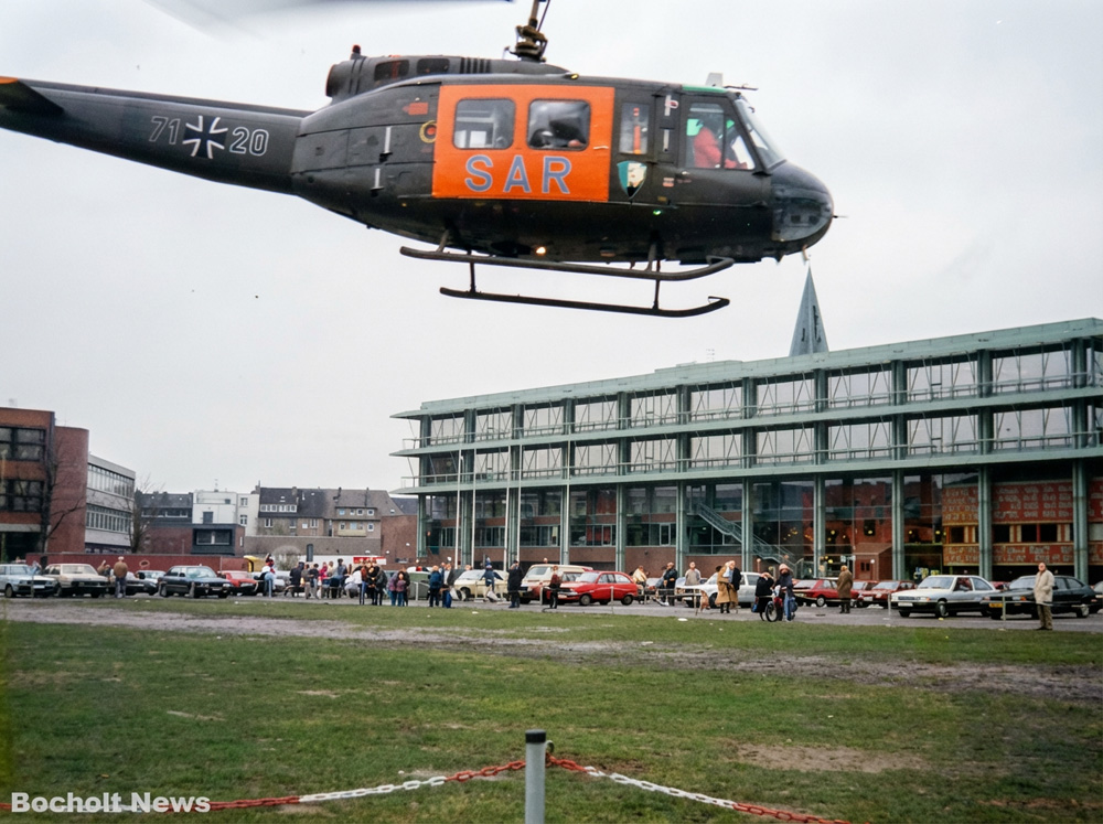 HELIKOPTERSTART EINES RETTUNGSHUBSCHRAUER AM BERLINER PLATZ