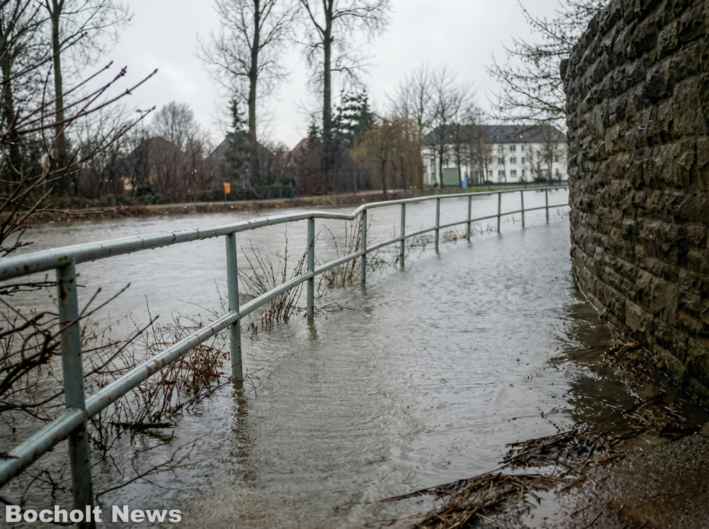 HOCHWASSER AN DER BOCHOLTER AA.MIT GARTENCENTER IM HINTERGRUND