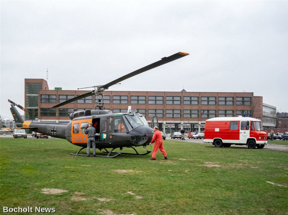 HUBSCHRAUBER IM RETTUNGSEINSATZ VOR DEM MARIEN GYMNASIUM