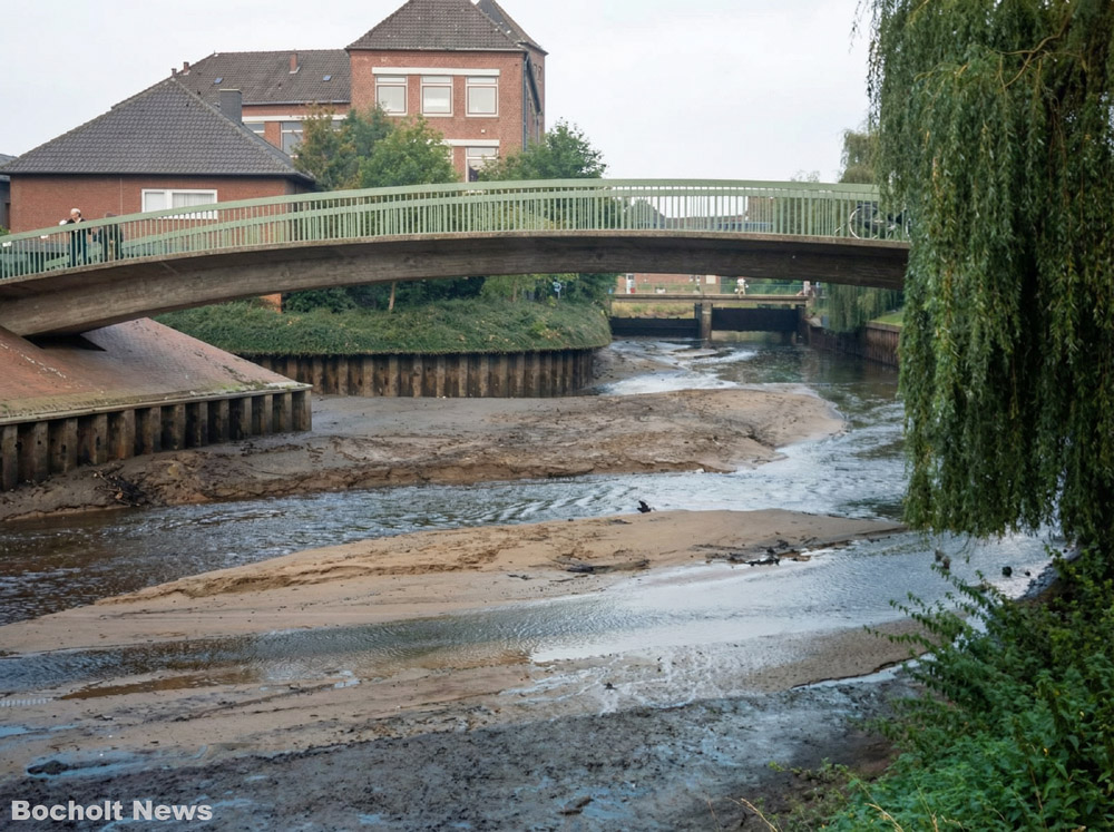 SEUFZERBRUECKE IM JAHRE 1980 MIT MARIENGYMNASIUM IM HINTERGRUND