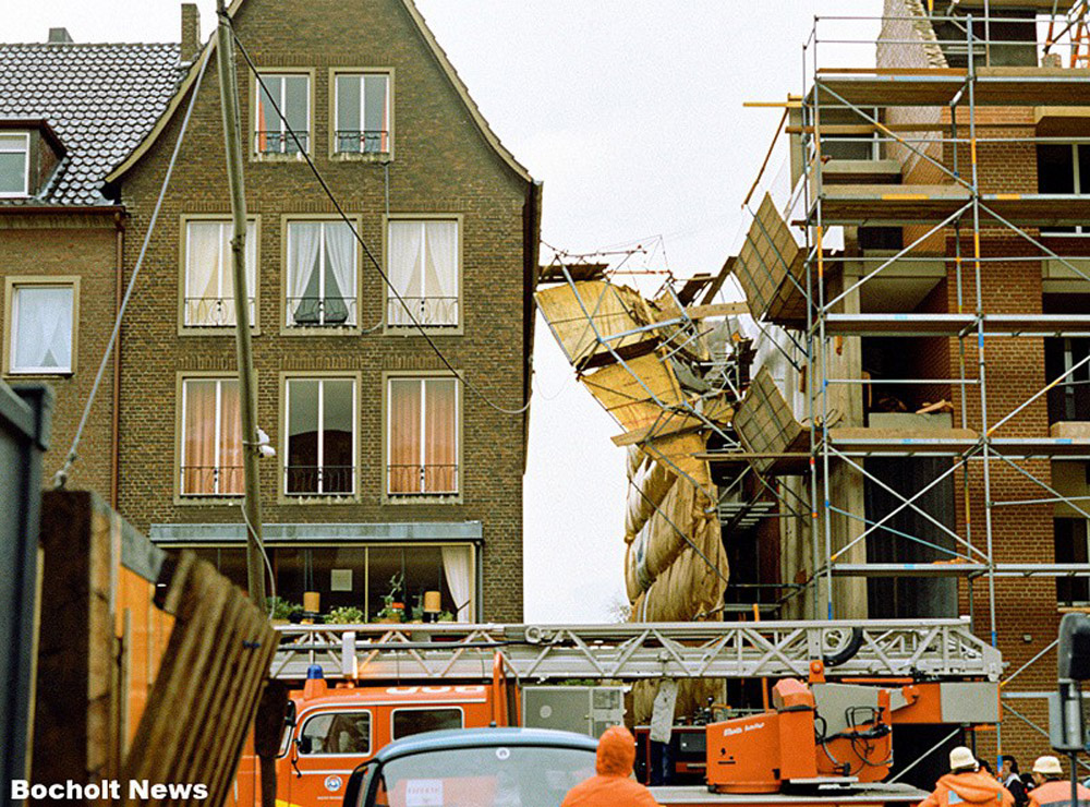 WEIHNACHTEN 1988 RISS EIN STURM EIN BAUGERUEST AM CRISPINUSPLATZ WEG
