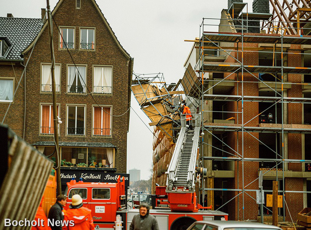 WEIHNACHTEN 1988 SICHERTE DIE FEUERWEHR BOCHOLT AM CRISPINUSPLATZ EIN BAUGERUEST
