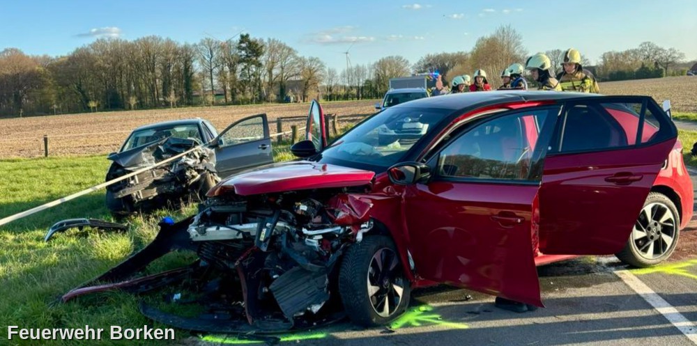 Frontalzusammenstoß in Borken: Vier Verletzte bei schwerem Unfall