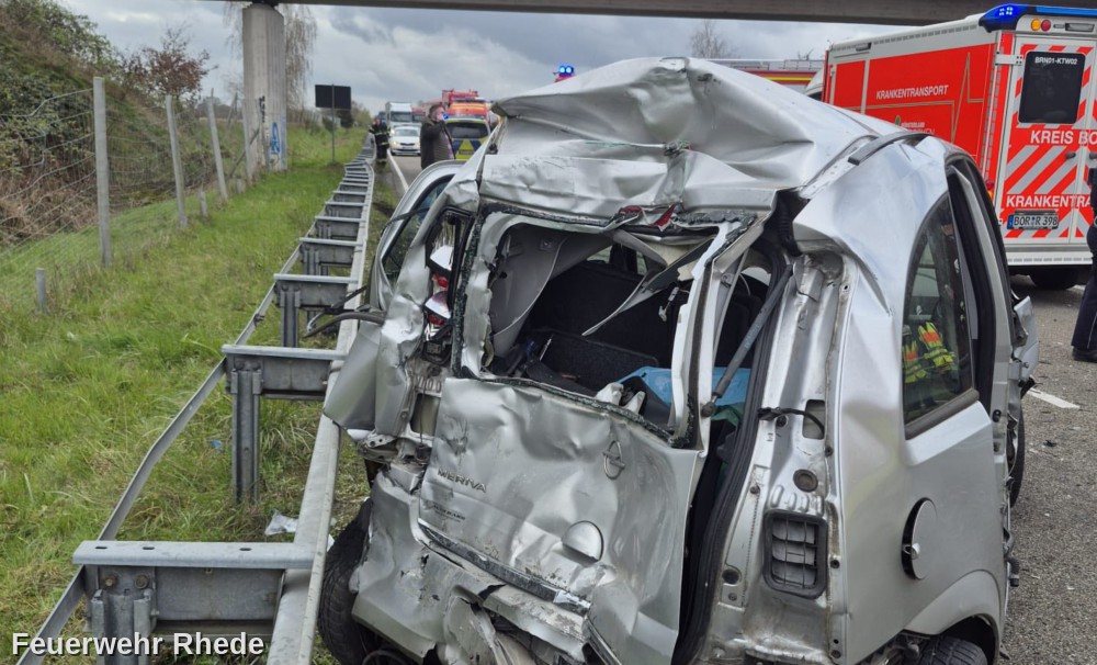 Person eingeklemmt - LKW und PKW stoßen auf B67 zusammen