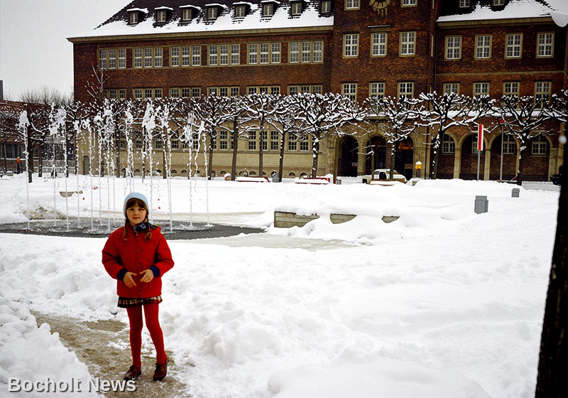 SCHNEEMASSEN IM FEBRUAR 1969 IN BOCHOLT FOTO 1 MIT WASSERSPIEL AM BENOELKENPLATZ
