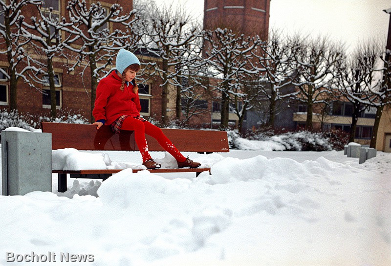 SCHNEEMASSEN IM FEBRUAR 1969 IN BOCHOLT FOTO 2 MIT BANK VOR DEM AMTSGERICHT