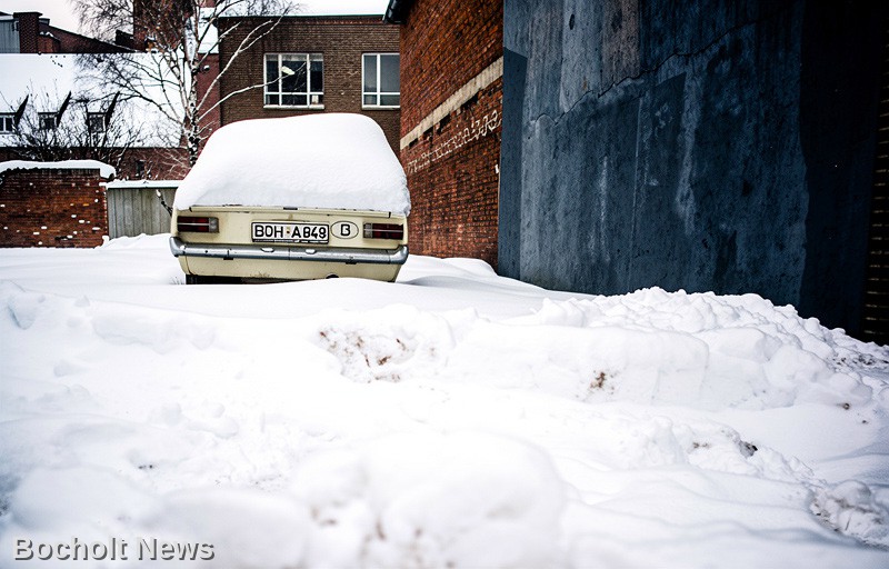 SCHNEEMASSEN IM FEBRUAR 1969 IN BOCHOLT FOTO 3 MIT AUTO BEI REIFEN TEKAMPE AM NORDWALL
