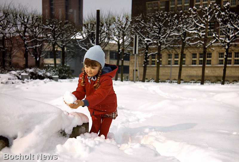 SCHNEEMASSEN IM FEBRUAR 1969 IN BOCHOLT FOTO 4 MIT KIND AM BENOELKENPLATZ