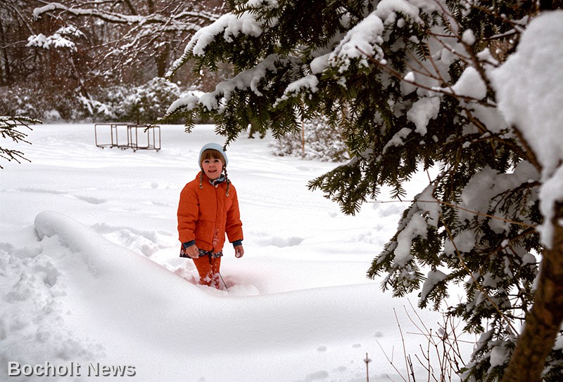 SCHNEEMASSEN IM FEBRUAR 1969 IN BOCHOLT FOTO 5 MIT KIND IM LANGENBERGPARK