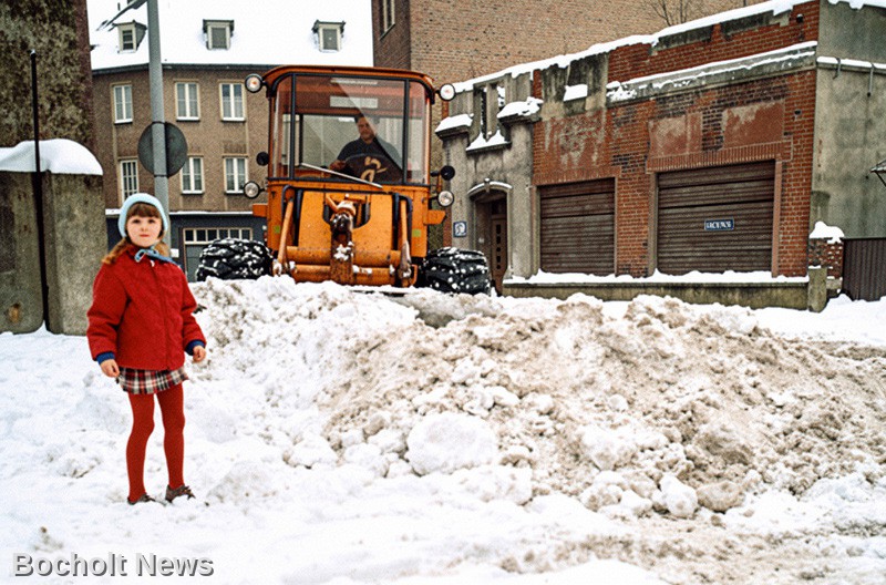 SCHNEEMASSEN IM FEBRUAR 1969 IN BOCHOLT FOTO 6 MIT BAGGER AM NORDWALL
