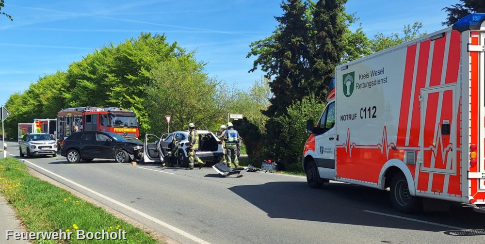 Schwerer Unfall in Bocholt: Feuerwehr befreit eingeklemmten Autofahrer