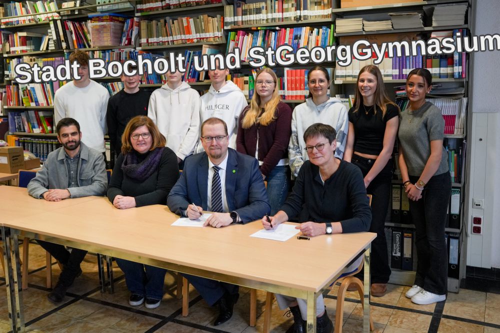 Stadt Bocholt und StGeorgGymnasium besiegeln Kooperation zur Erinnerungskultur