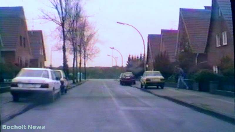 HISTORISCHES FOTO AUS BOCHOLT IM JAHR 1988 FUENF OLDTIMER AN DER HOHENZOLLERNSTRASSE