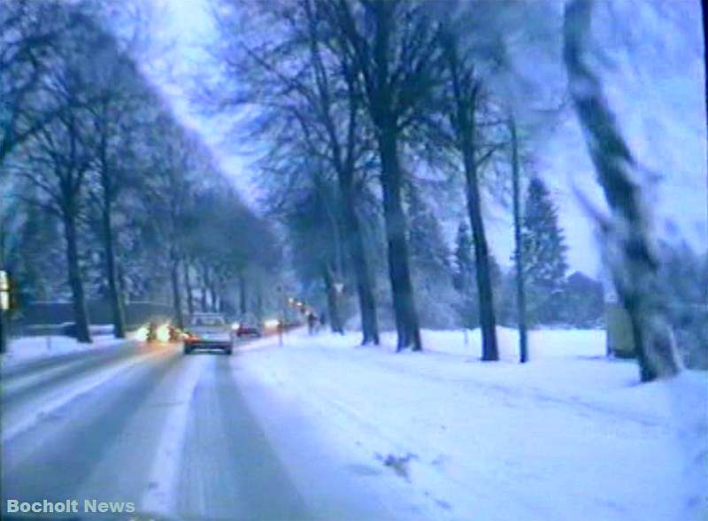 HISTORISCHES FOTO AUS BOCHOLT IM JAHR 1988 DINXPERLOER STRASSE IM WINTER ANSICHT 2 WO HEUTE ABZWEIG WESTRINGTUNNEL IST