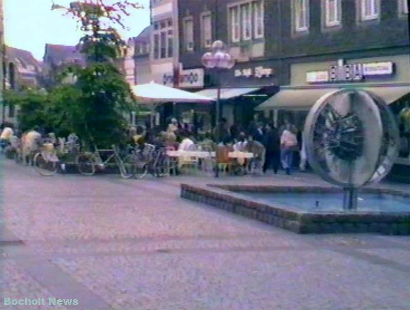 HISTORISCHES FOTO AUS BOCHOLT IM JAHR 1988 EUROPABRUNNEN UND EISCAFE AM MARKTPLATZ