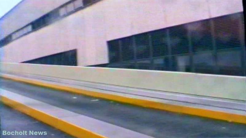 HISTORISCHES FOTO AUS BOCHOLT IM JAHR 1988 FAHRT VOM KARSTADT PARKDECK HINUNTER ANSICHT 4