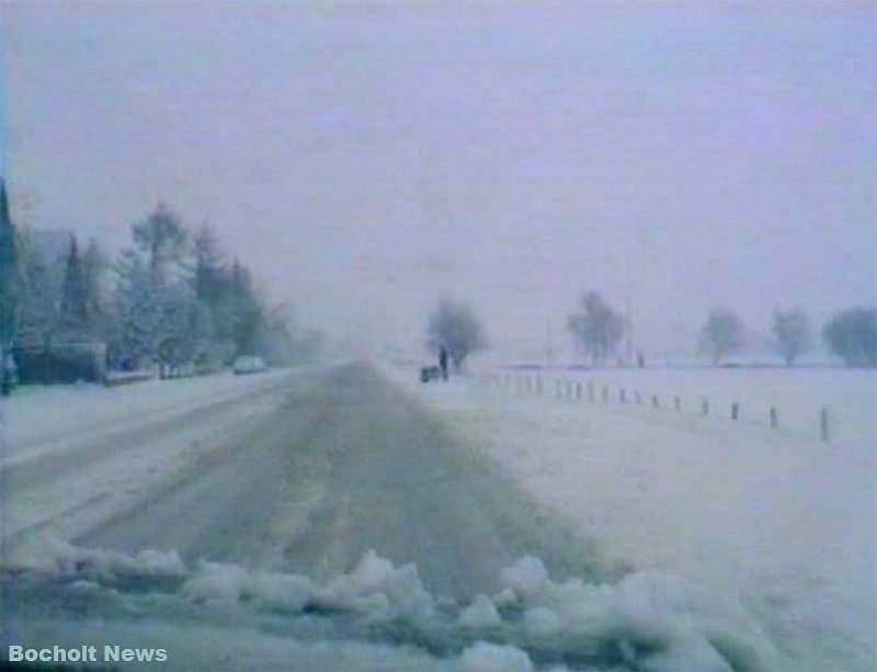 HISTORISCHES FOTO AUS BOCHOLT IM JAHR 1988 FAHRT ZUM GRENZUEBERGANG HEMDEN BEI SCHNEE