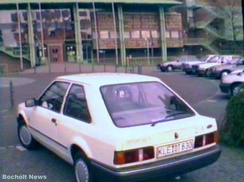 HISTORISCHES FOTO AUS BOCHOLT IM JAHR 1988 ALTER OLDTIMER FORD AUF DEM BERLINER PLATZ VOR DEM NEUEN STADTHAUS