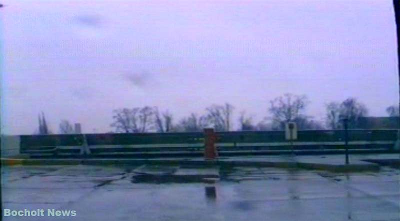 HISTORISCHES FOTO AUS BOCHOLT IM JAHR 1988 AUF DEM OBERSTEN PARKDECK VON KARSTADT ANSICHT 2