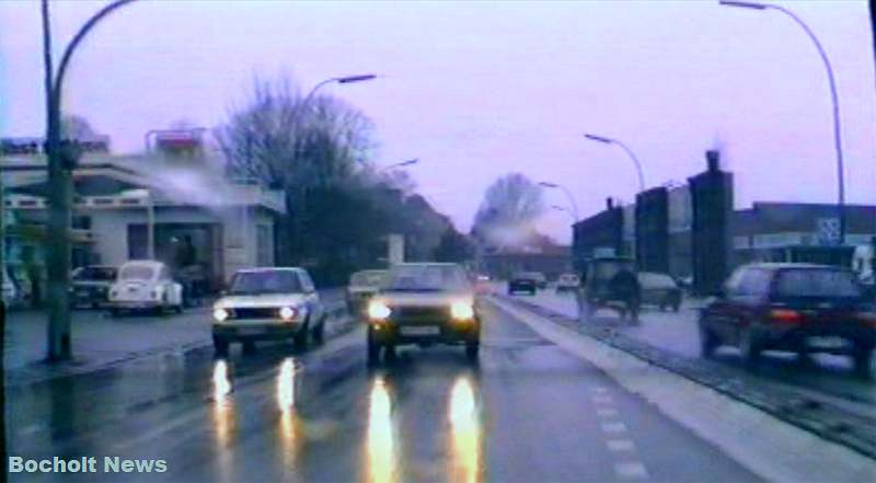 HISTORISCHES FOTO AUS BOCHOLT IM JAHR 1988 AUF DEM STADTRING VOR DEN HEUTIGEN SHOPPING ARKADEN ANSICHT 7 MIT TANKSTELLE