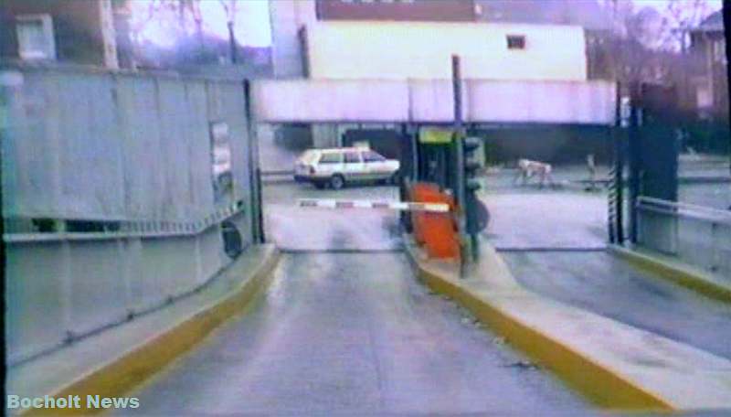 HISTORISCHES FOTO AUS BOCHOLT IM JAHR 1988 AUTOFAHRT ZU DEM PARKDECK VON KARSTADT ANSICHT 2