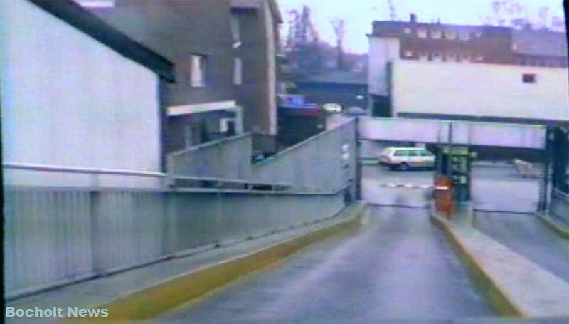 HISTORISCHES FOTO AUS BOCHOLT IM JAHR 1988 AUTOFAHRT ZU DEM PARKDECK VON KARSTADT ANSICHT 3