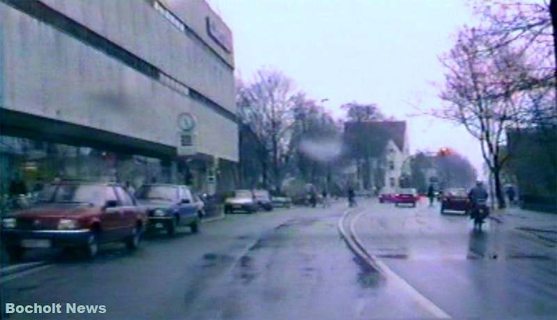 HISTORISCHES FOTO AUS BOCHOLT IM JAHR 1988 AUTOS PARKEN VOR KARSTADT