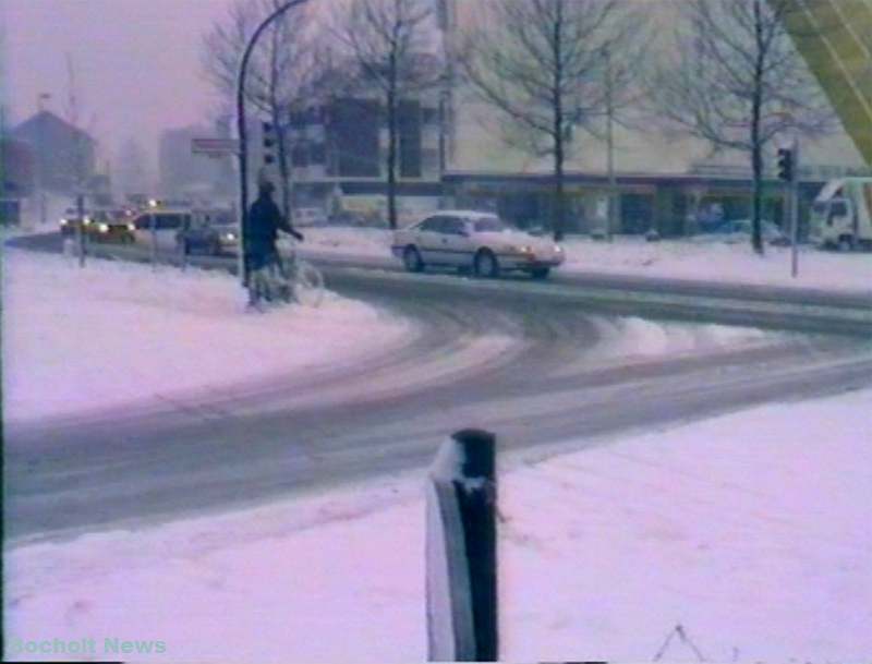 HISTORISCHES FOTO AUS BOCHOLT IM JAHR 1988 KREUZUNG EBERTSTRASSE THEODOR HEUSS RING INDUSTRIESTRASSE IM WINTER ANSICHT 1