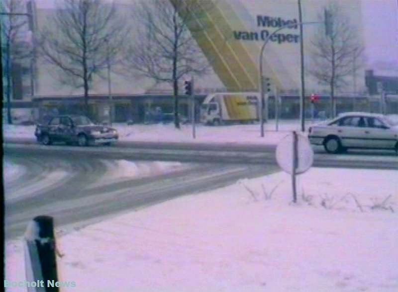 HISTORISCHES FOTO AUS BOCHOLT IM JAHR 1988 KREUZUNG EBERTSTRASSE THEODOR HEUSS RING INDUSTRIESTRASSE IM WINTER ANSICHT 2