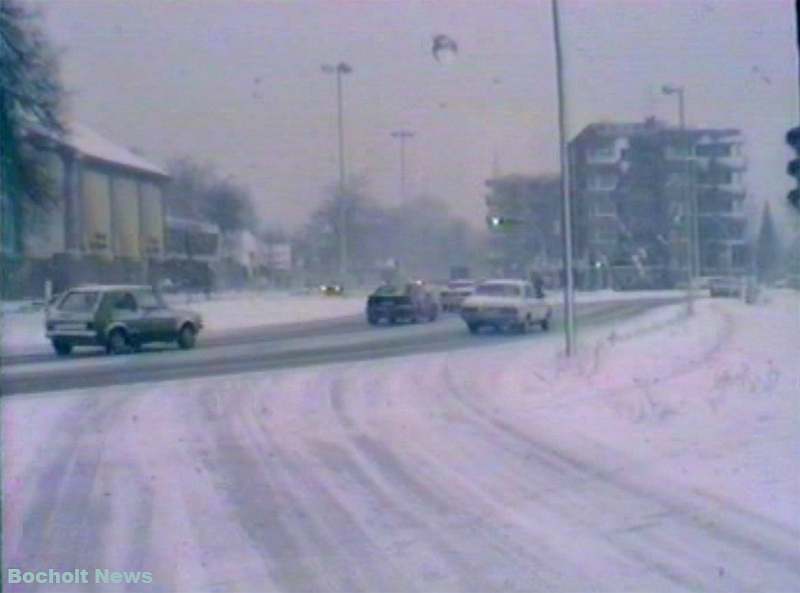 HISTORISCHES FOTO AUS BOCHOLT IM JAHR 1988 KREUZUNG EBERTSTRASSE THEODOR HEUSS RING INDUSTRIESTRASSE IM WINTER ANSICHT 3