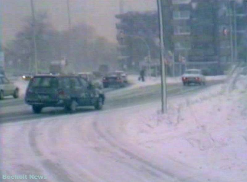 HISTORISCHES FOTO AUS BOCHOLT IM JAHR 1988 KREUZUNG EBERTSTRASSE THEODOR HEUSS RING INDUSTRIESTRASSE IM WINTER ANSICHT 4