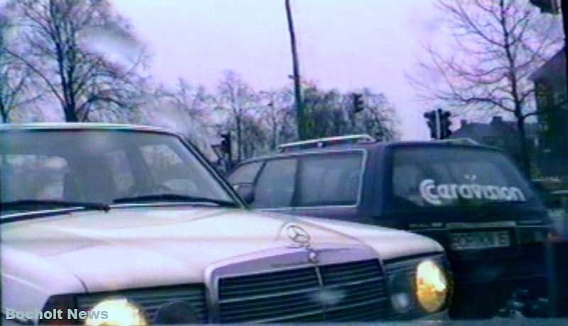 HISTORISCHES FOTO AUS BOCHOLT IM JAHR 1988 MITTEN IM STRASSENVERKEHR