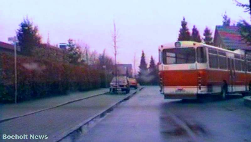 HISTORISCHES FOTO AUS BOCHOLT IM JAHR 1988 OLDTIMER BUS AM DAHLIENWEG