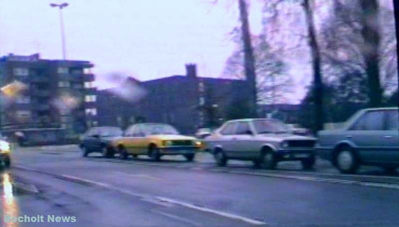 HISTORISCHES FOTO AUS BOCHOLT IM JAHR 1988 OLDTIMER KOLONNE AUF DEM STADTRING MIT BLICK ZUR INDUSTRIESTRASSE