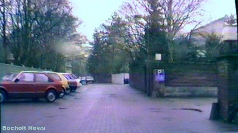 HISTORISCHES FOTO AUS BOCHOLT IM JAHR 1988 PARKENDE AUTOS AM SUEDWALL