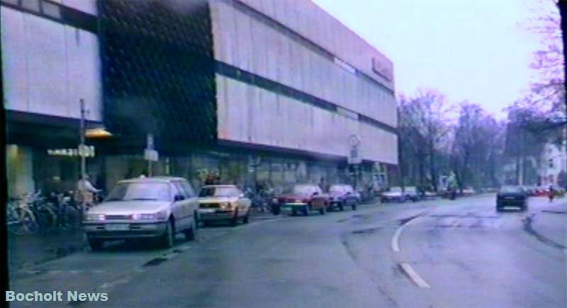 HISTORISCHES FOTO AUS BOCHOLT IM JAHR 1988 PARKENEDE AUTOS VOR KARSTADT