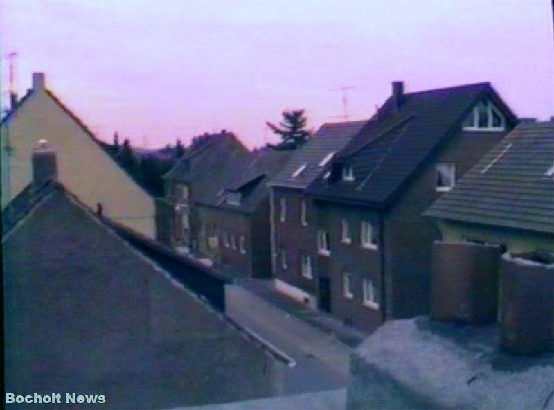 HISTORISCHES FOTO AUS BOCHOLT IM JAHR 1988 ROEMERSTRASSE AUS SICHT DES SCHORNSTEINFEGERS