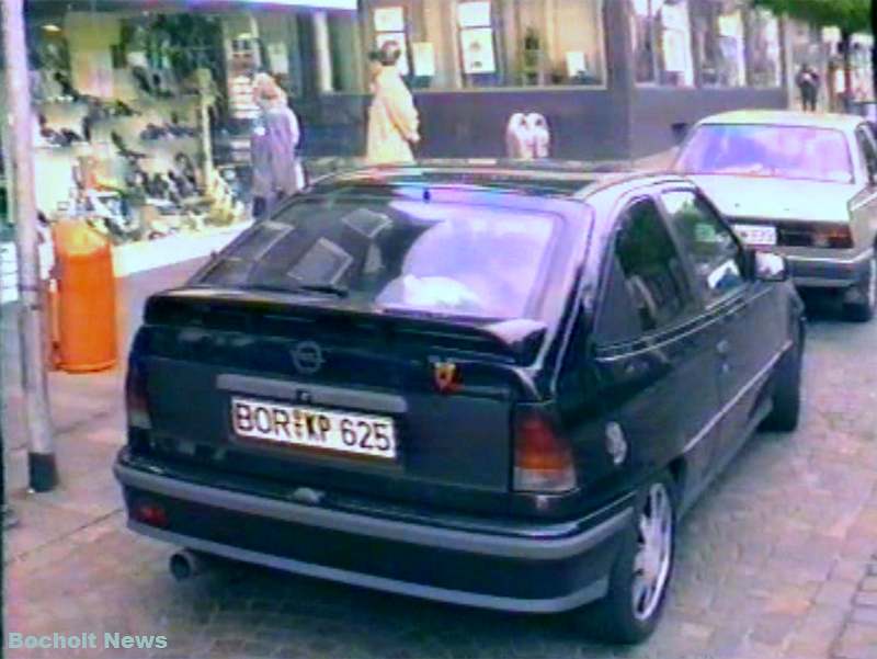 HISTORISCHES FOTO AUS BOCHOLT IM JAHR 1988 SCHWARZER OPEL OLDTIMER AM SANKT GEORG PLATZ