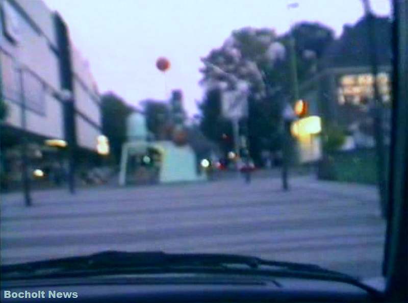 HISTORISCHES FOTO AUS BOCHOLT IM JAHR 1988 STREIFENFAHRT IM POLIZEIAUTO FUSSGAENGERZONE ZWISCHEN KARSTADT UND LICHTBURG