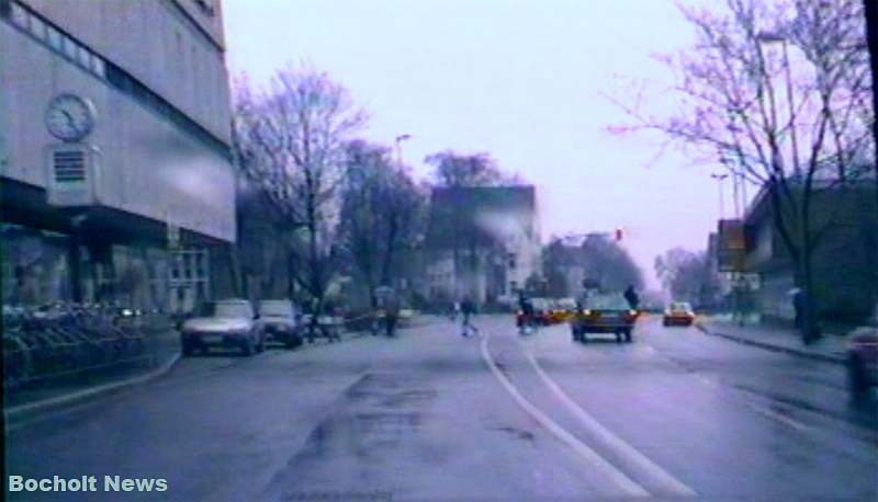 HISTORISCHES FOTO AUS BOCHOLT IM JAHR 1988 UHR VOR KARSTADT