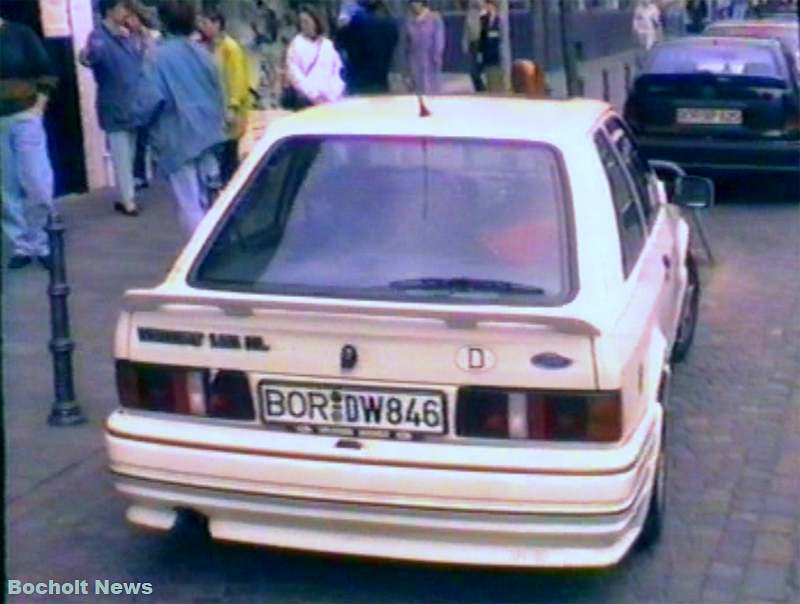 HISTORISCHES FOTO AUS BOCHOLT IM JAHR 1988 WEISSER FORD OLDTIMER AM SANKT GEORG PLATZ