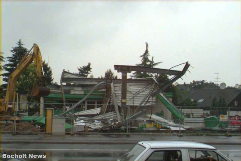 BOCHOLT IM JAHR 1998 FOTO 12 ABRISS TANKSTELLE WESTEND