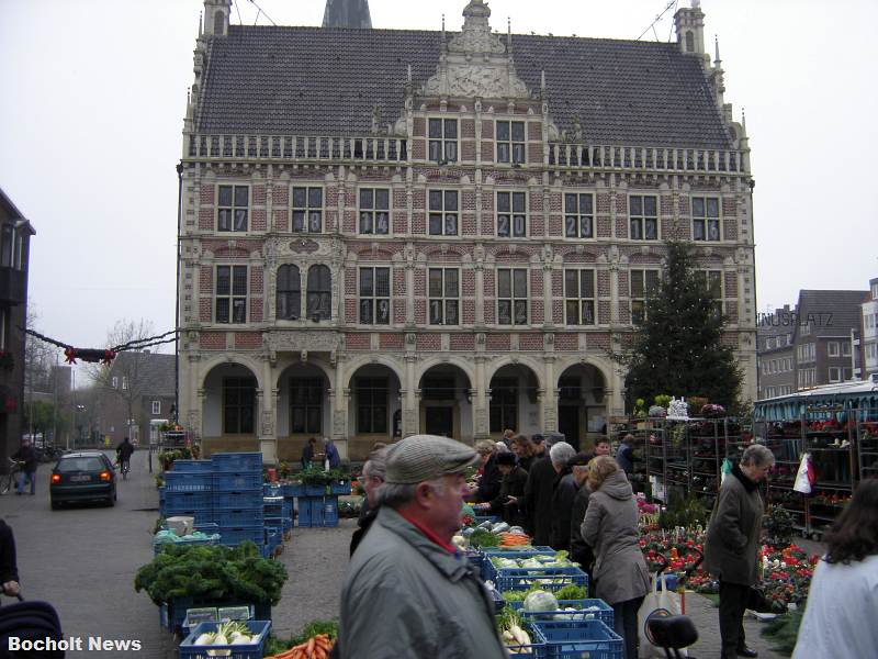 RATHAUS MIT WOCHENMARKT 1 IM JAHR 2000