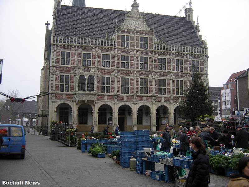 RATHAUS MIT WOCHENMARKT 2 IM JAHR 2000