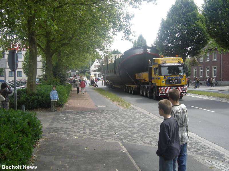 SCHWERTRANSPORT SCHIFF UEBER STADTRING 2 IM JAHR 2000