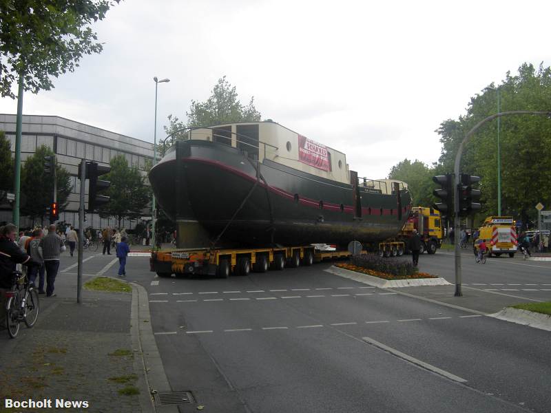 SCHWERTRANSPORT SCHIFF UEBER STADTRING 4 IM JAHR 2000